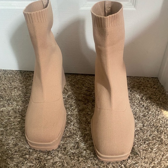 Beige slip on boots, ankle boots 8.5 - Picture 3 of 10